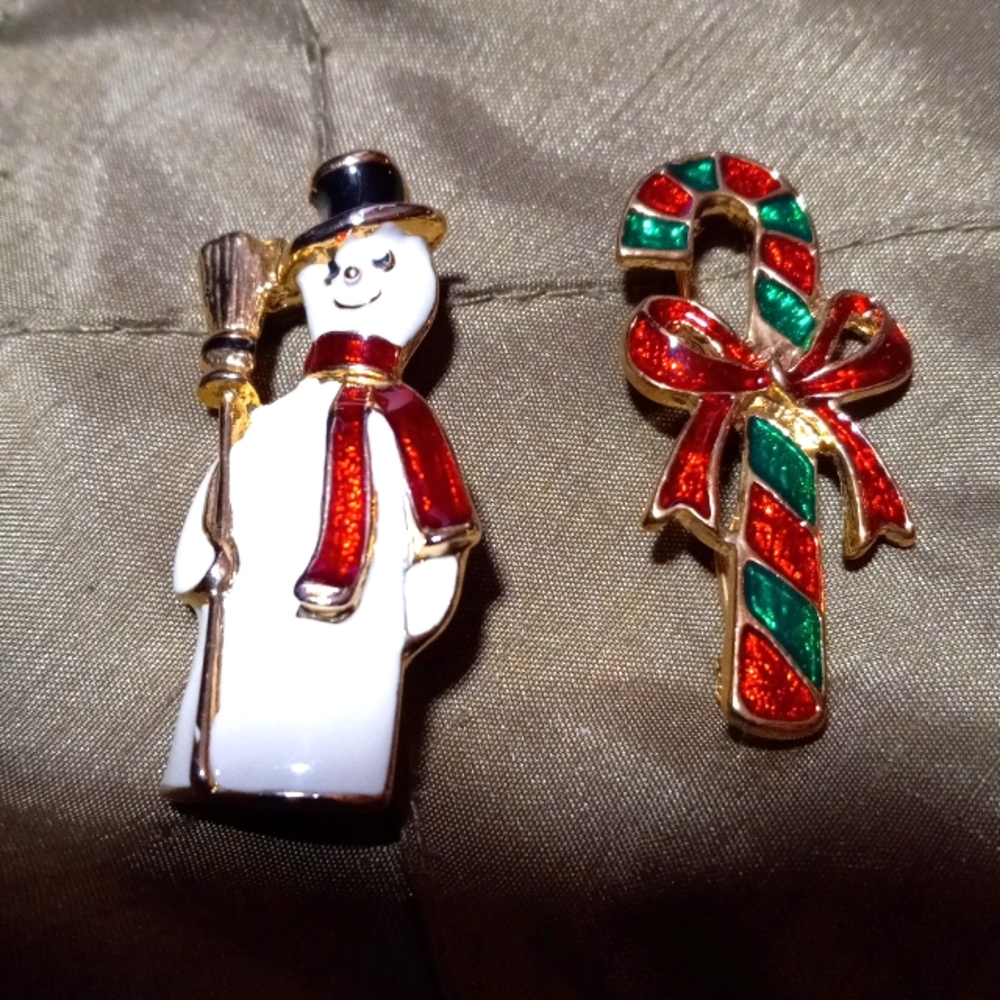 L-4 lot 2 brooches